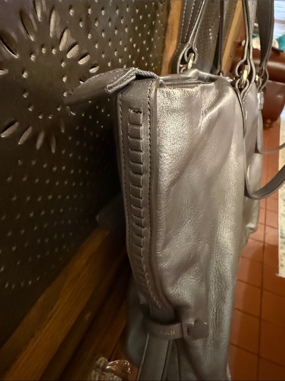 Platinum ,quality leather,purse with great details. Excellent Cole Hahn. - Picture 5 of 7